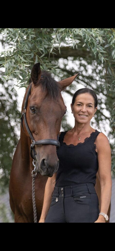 Bild av ena av grundaren bakom kliniken, Alinda DallaSanta och hennes häst.